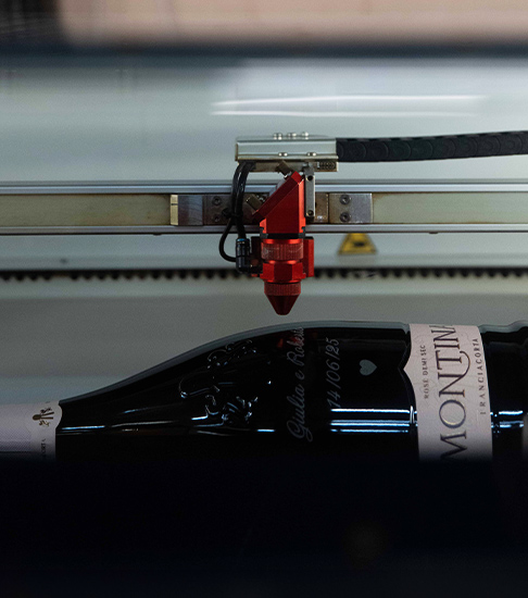 incisione laser su bottiglia vino